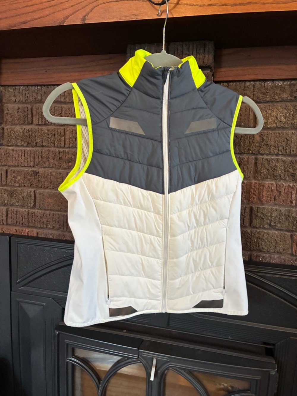 BROOKS RUN VISIBLE INSULATED VEST - WOMEN'S